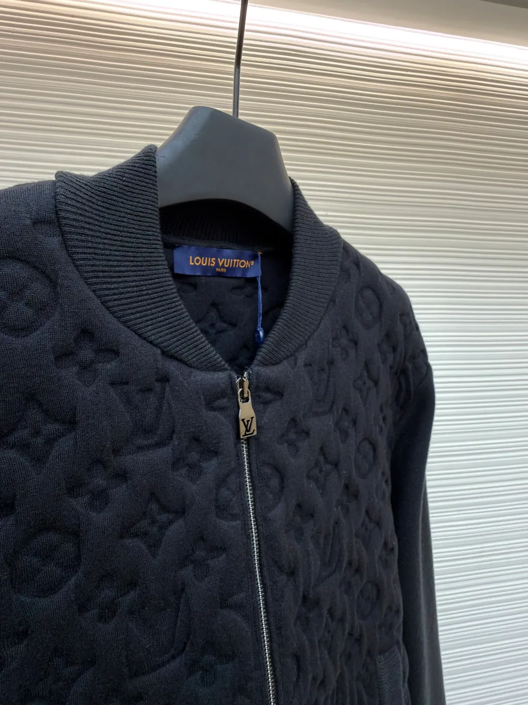 LOUIS VUITTON padded wool bomber jacket ●Original version: 25100 purchase and development ●Item number: 1681567-C10 ●Fabric: wool interwoven three-dimensional jacquard fabric ●Technology: embossed production ●Color: black ●Version: fitted version ●Weight: about 1340 grams ●Size: S-M-L-XL ●Description: Custom-woven wool interwoven three-dimensional jacquard fabric, soft as clouds, thick and solid Every inch of fiber contains a heavy warmth. The classic black tone exudes an innate sense of luxury. Full-width Monogram quilting is used to reconstruct the texture of the body. Each diamond grid reshapes the flat totem on the canvas into a relief building of the body. Textures of different shades are raised like reliefs. The neat frame supported by the texture. Quilted padding reconstructs the temperature philosophy of the bomber jacket. Let the iconic symbol become a walking art, molding three-dimensional Monogram embossing process Permanently shape the relief outline. Prioritize the customization of metal molds and precision lamination technology to permanently shape the Monogram pattern with an embossed three-dimensional texture. Form a three-dimensional texture with both visual concave and convex feeling and tactile relief feeling, using a laser projection positioning system. The split mold modules are accurately aligned on the fabric according to the Monogram arrangement rules to ensure that the full-width pattern is continuous and without misalignment. Multi-layer composite lining uses precise composite adhesive lining + elastic sponge + isolation film. Three layers of functional materials form the structural support of the fabric, lining and lining. To ensure that the Monogram pattern can be three-dimensionally raised and permanently shaped during molding, the shape is fixed, and the washing water of the garment is softened and deodorized. The clothes are deeply cleaned and deodorized through professional washing equipment and specific detergents to improve the feel and appearance of the clothes. The overall wiring is straight and delicate, the fabric is comfortable and soft, and the color is consistent without color difference. It can be matched with the same style to create a fashionable look and control various occasions. Customized accessories, complete with three standards, same style for men and women!